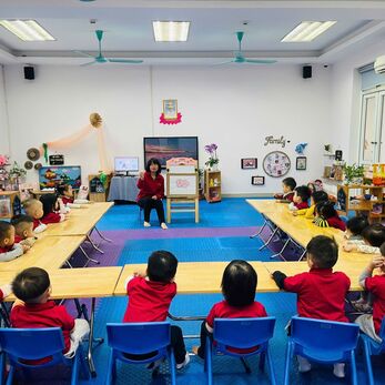 CÁC BÉ LỚP NHÀ TRẺ VỚI HOẠT ĐỘNG TẠO HÌNH: DI MÀU Ổ RƠM