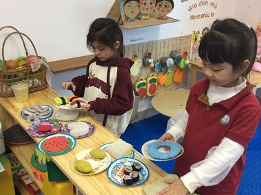 Học sinh MGL A4 cùng cô vệ sinh môi trường lớp học.Tạo không gian xanh sạch đẹp thoáng mát!