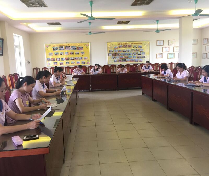 GV-NV trường MN Tứ Liên hồi hộp tham gia thi lý thuyết GV-NV giỏi cấp trường năm học 2018-2019