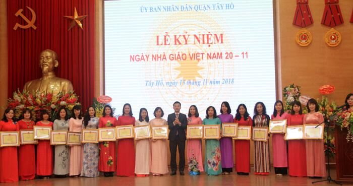 ngày 15/11, UBND quận Tây Hồ đã tổ chức lễ kỷ niệm tri ân các thầy cô trong năm học 2018 – 2019.