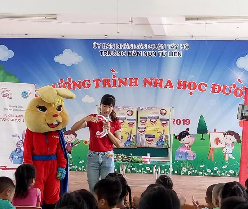 Trường mầm non Tứ Liên kết hợp với công ty Colgate tổ chức chương trình" Nha học đường" cho các con học sinh khối mẫu giáo lớn.