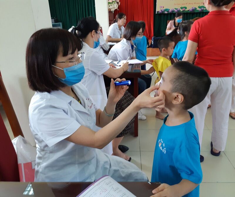 Trường Mầm non Tứ Liên tổ chức khám sức khỏe  cho học sinh