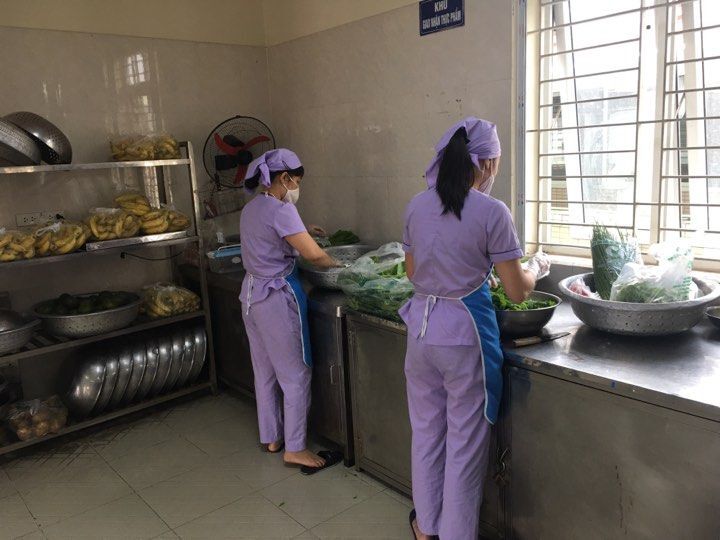 Dây chuyền chế biến thức ăn cho các con học sinh của trường MN Tứ Liên