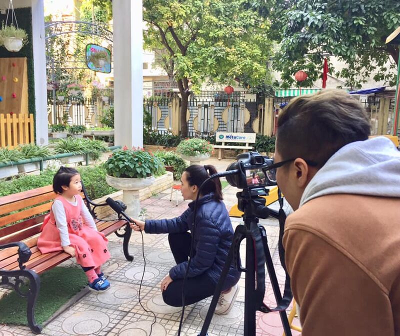 Trường MN Tứ Liên  kết hợp với báo cầu vồng quay chương trình” giáng sinh thần kỳ đến từ điều kì diệu”