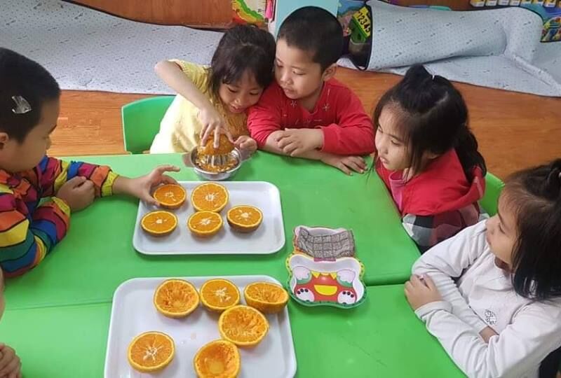 Các bé lớp A5 tham gia hoạt động trải nghiệm " Vắt nước cam"