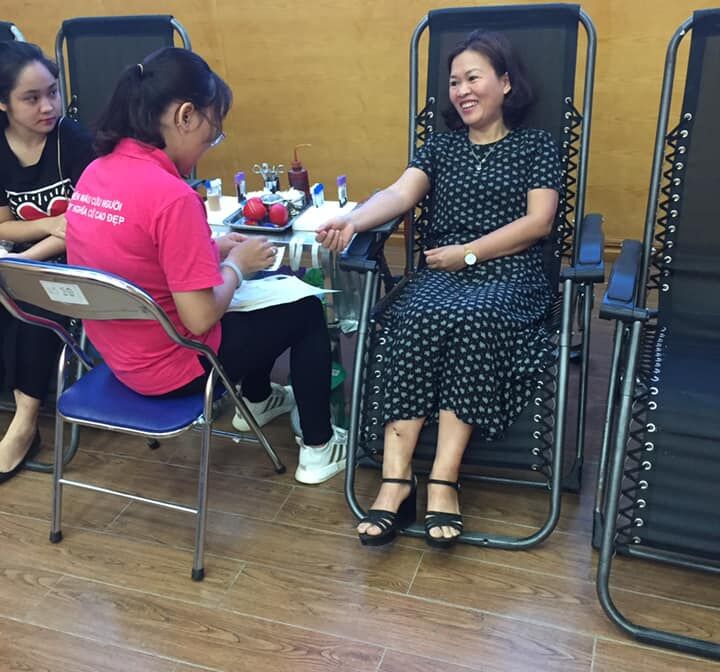 CB-GV-NV trường MN Tứ Liên tham gia hiến máu nhân đạo.