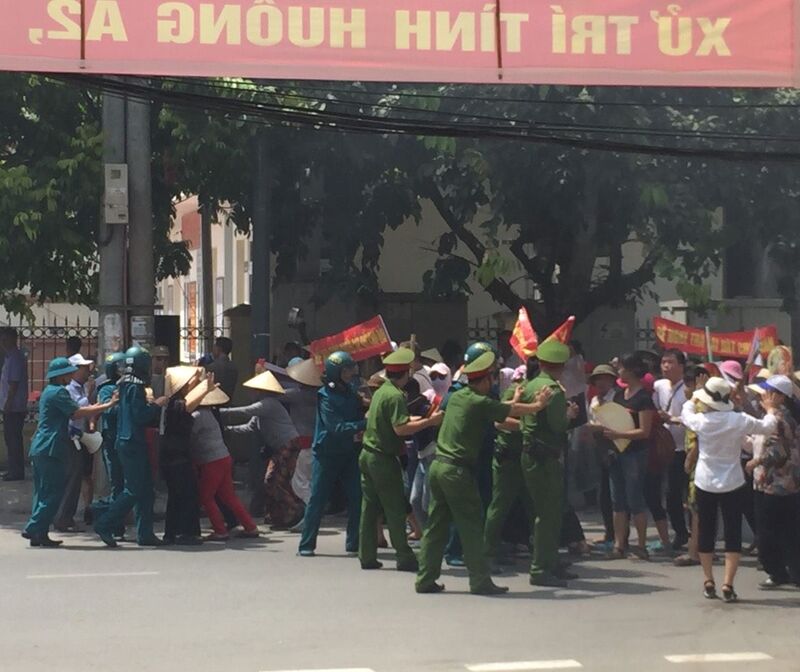 Giáo viên trường MN Tứ Liên diễn tập phòng chống bạo động, giải cứu con tin