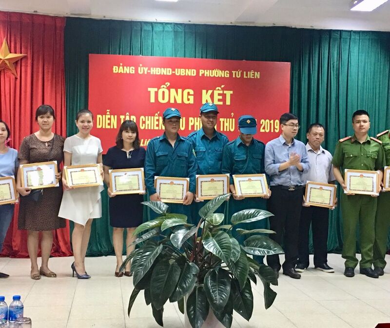 Tuyên dương cá nhân có thành tích trong đợt diễn tập phòng chống bạo động của UBND Phường Tứ Liên.