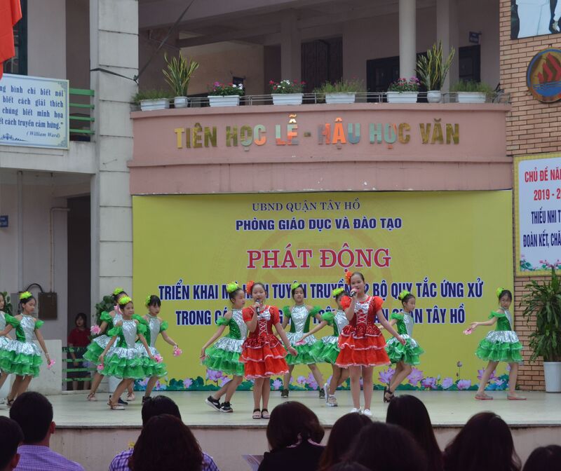 LỄ PHÁT ĐỘNG TRIỂN KHAI MÔ HÌNH TUYÊN TRUYỀN  2 BỘ QUY TẮC ỨNG XỬ TRONG CÁC TRƯỜNG TRÊN ĐỊA BÀN QUẬN TÂY HỒ