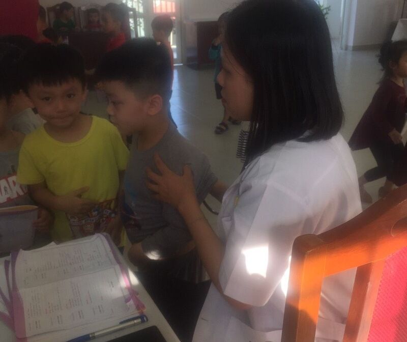 Các con học sinh trường MN Tứ Liên tham gia khám sức khỏe năm học 2020-2021