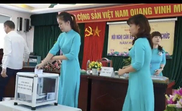 Ủng hộ đồng bào miền Trung bị lũ lụt