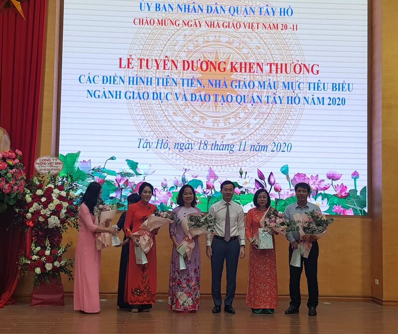 Quận Tây Hồ (Hà Nội) khen thưởng điển hình tiên tiến, nhà giáo tiêu biểu