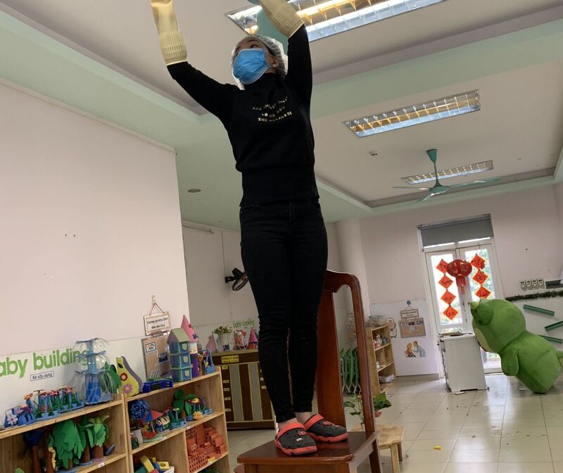 Tổng vệ sinh, khử trùng, khử khuẩn đợt 4 của trường MN Tứ Liên