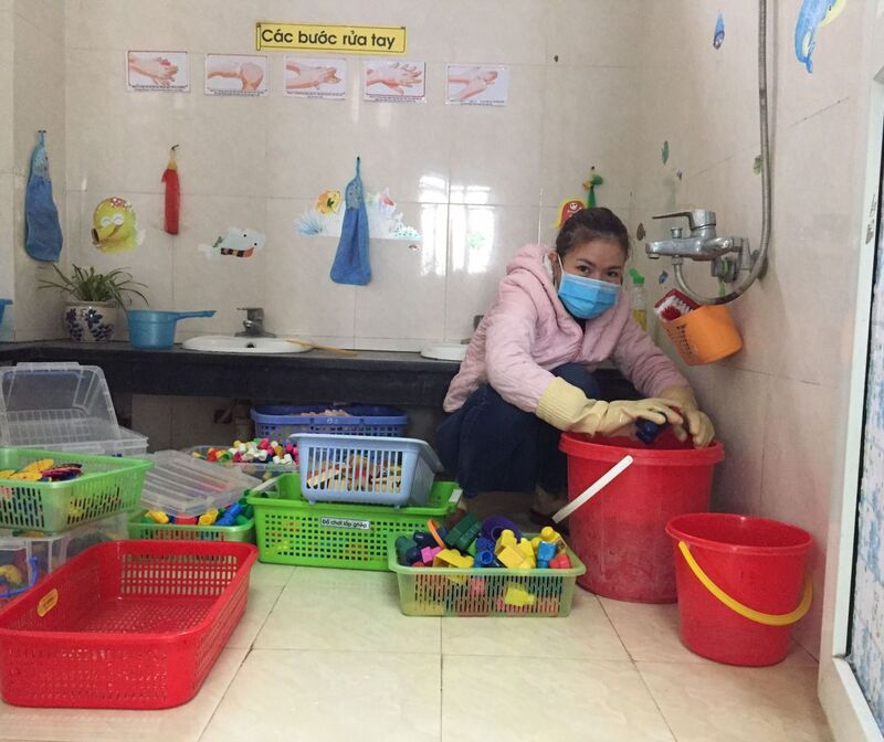 Trường mầm nonTứ Liên vệ sinh, khử khuẩn tẩy rửa đồ chơi phòng virus Corona