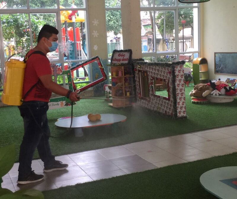 Trường Mầm non Tứ Liên kết hợp với Trung tâm y tế quận  phun thuốc khử khuẩn lần 3 phòng chống dịch Covid - 19