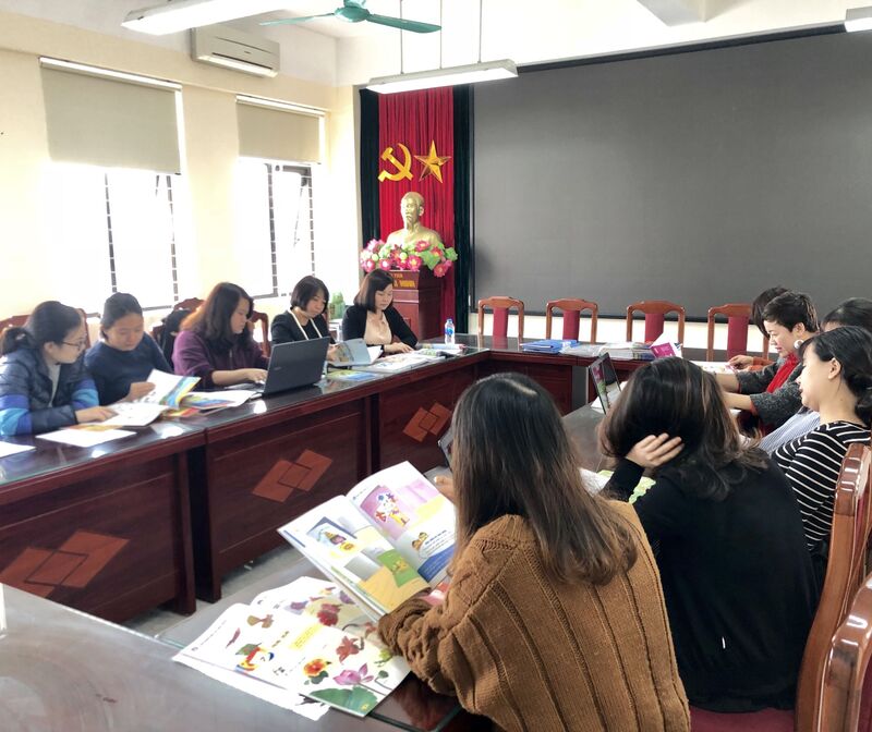 Trường Tiểu học Tứ Liên triển khai việc nghiên cứu và lựa chọn sách giáo khoa lớp 1 năm học 2020 - 2021