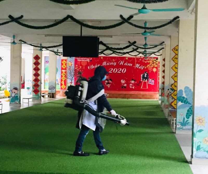 Trường MN Tứ Liên tiếp tục khử khuẩn lần 2 tại trường học để phòng, chống dịch nCoV