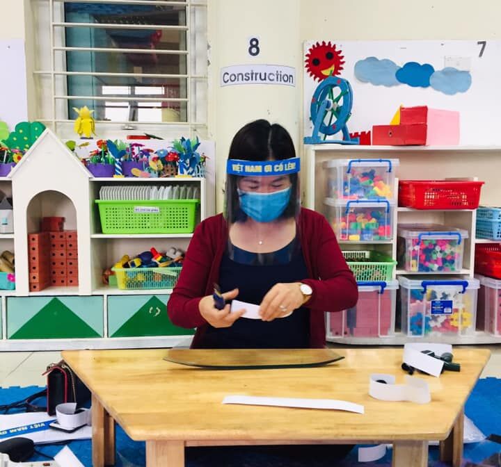 Trường MN Tứ Liên làm mũ chống giọt bắn ủng hộ bác sĩ trạm y tế hường Tứ Liên