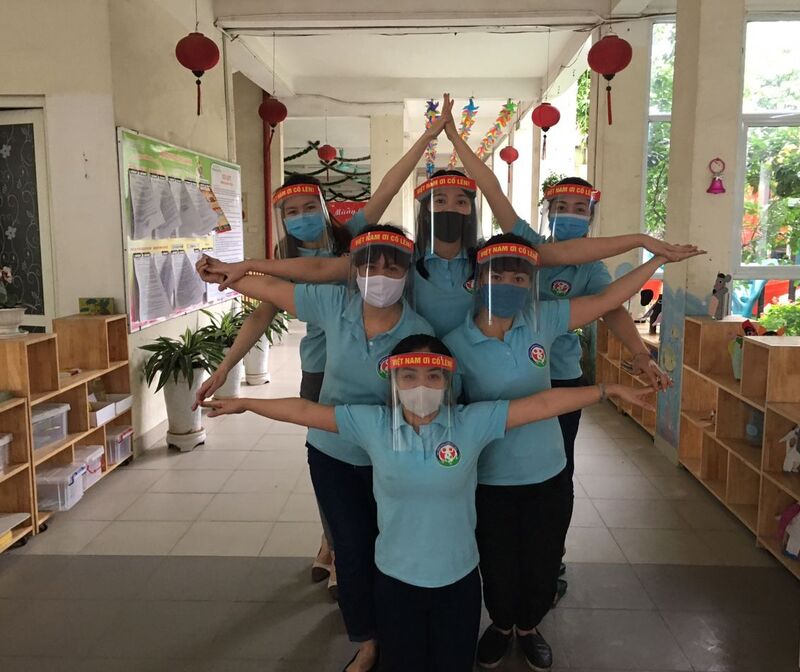 Trường mầm non Tứ Liên tiếp tục làm hơn 600 mũ chắn giọt bắn tặng các cơ sở y tế, các đơn vị tuyến đầu làm công tác phòng chống dịch covid -19