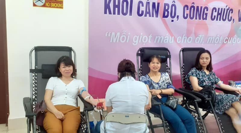 Giáo viên trường mầm non Tứ Liên tham gia hiến máu nhân đạo