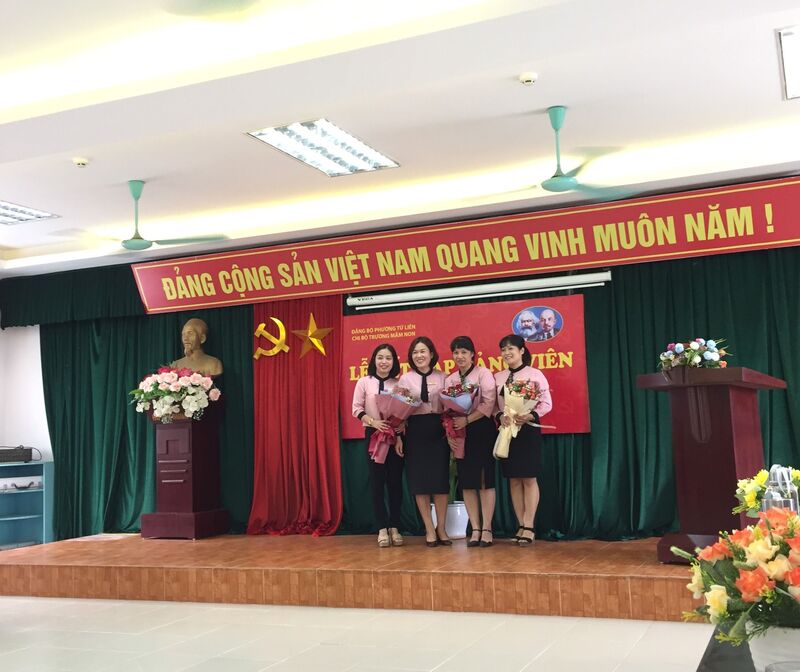 Lễ kết nạp Đảng viên mới tại trường Mầm non Tứ Liên