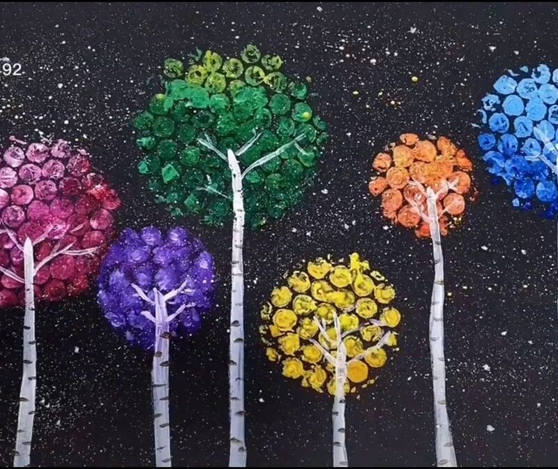 Hướng dẫn trẻ chấm màu bông hoa