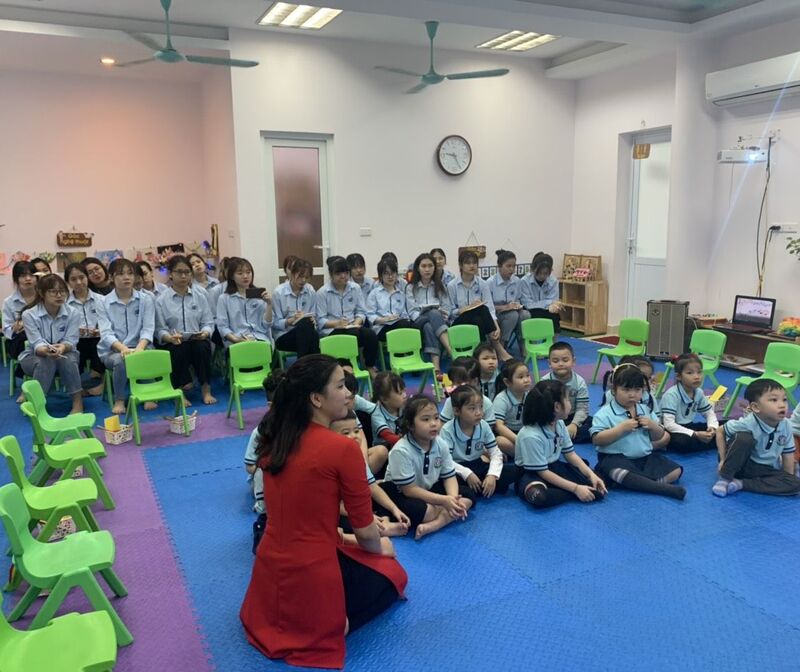 Trường mầm non Tứ Liên tổ chức lên tiết kiến tập cho giáo viên và sinh viên.