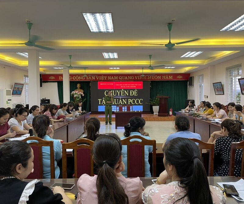 TRƯỜNG MẦM NON TỨ LIÊN TẬP HUẤN PHÒNG CHÁY CHỮA CHÁY CHO CÁN BỘ GIÁO VIÊN - NHÂN VIÊN NHÀ TRƯỜNG