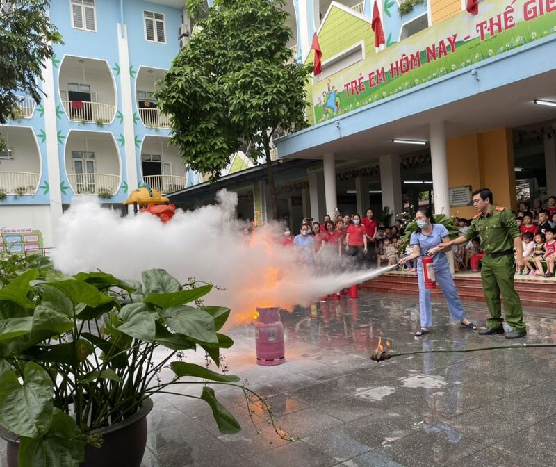 Cô, trò trường mầm non Tứ Liên học kỹ năng phòng cháy chữa cháy