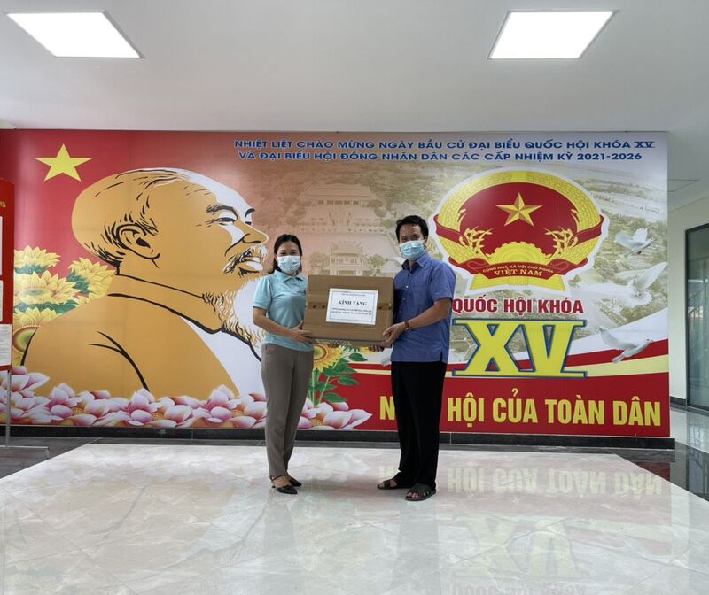 TRƯỜNG MẦM NON TỨ LIÊN LÀM KÍNH CHẮN GIỌT BẮN TẶNG UBND PHƯỜNG TỨ LIÊN TRONG CÔNG TÁC PHÒNG CHỐNG DỊCH COVID 19 CHO BẦU CỬ HĐND CÁC CẤP