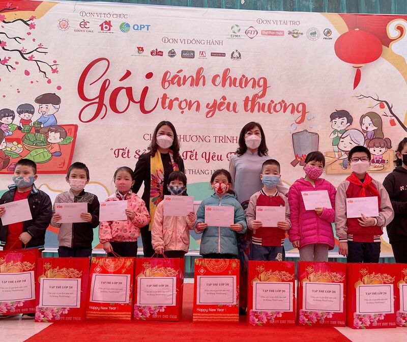 Trao quà Tết cho học sinh có hoàn cảnh khó khăn