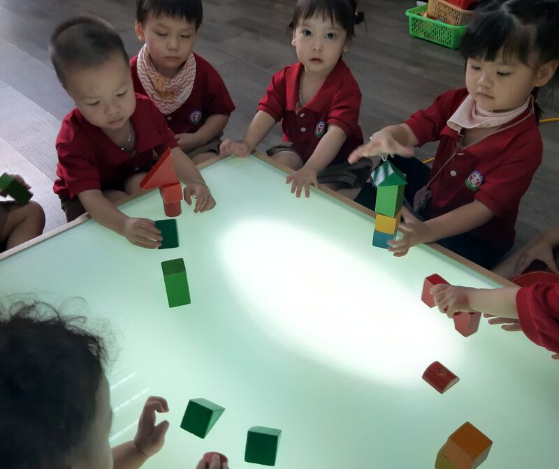 Cùng học với các bé lớp nhà trẻ nào