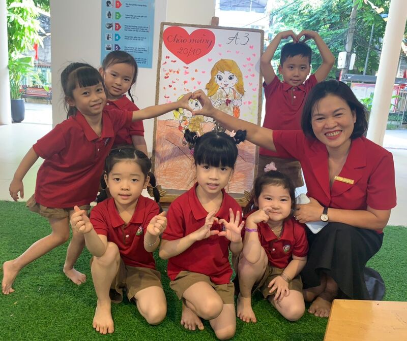 Các bạn học sinh mẫu giáo lớn tham gia làm tranh " Mẹ trong mắt em" để chào mừng ngày phụ nữ Việt Na...