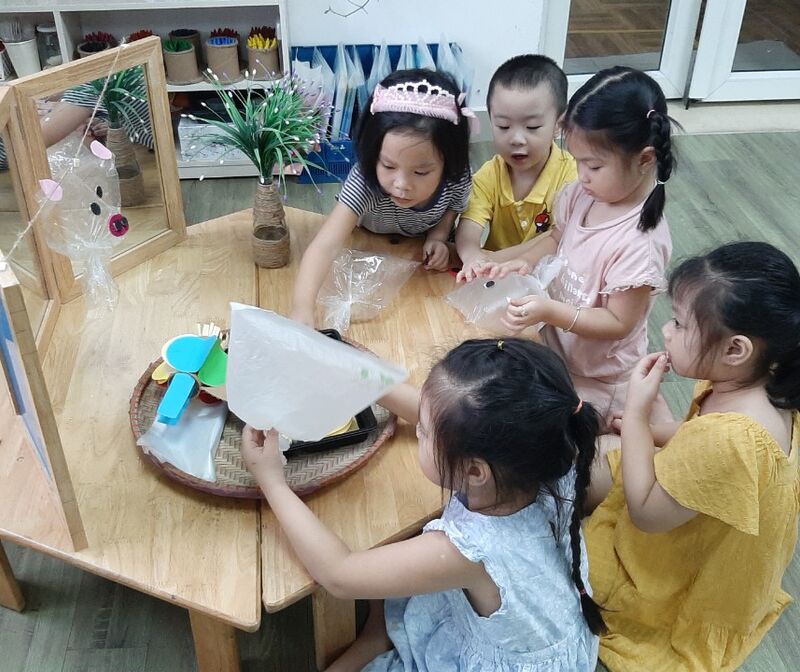 Bạn bè trong lớp B2 tớ yêu thương nhau lắm nhé.