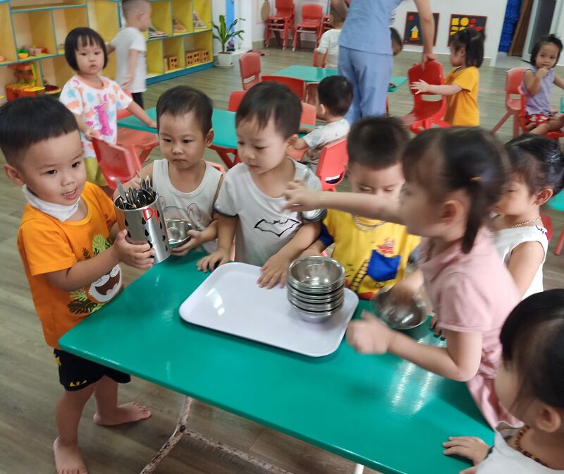 Ăn cơm ở trường ngon lắm ạ !!!