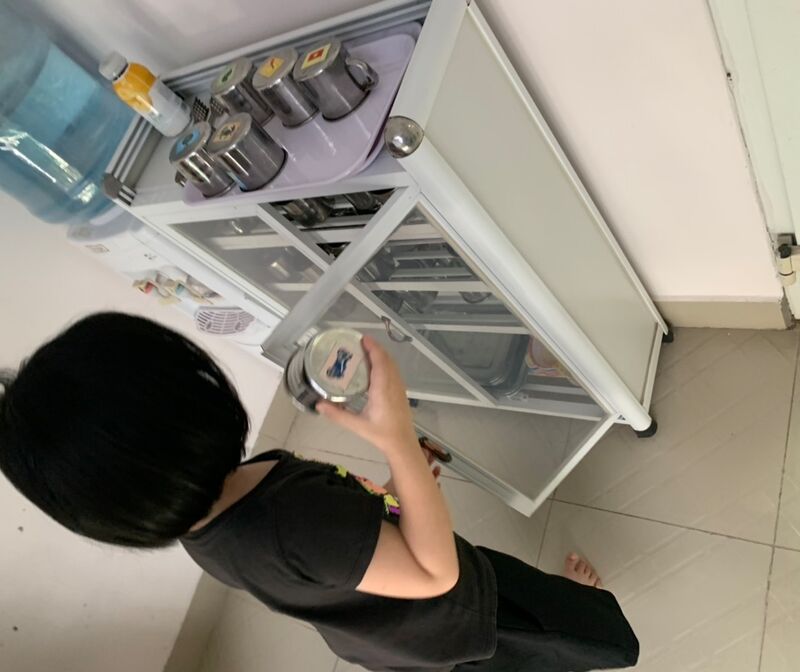 Câc bạn học sinh lớp A3 biết làm rất nhiều việc giúp đỡ cô giáo này