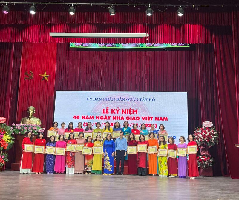 SÁNG NGÀY 17/11/2022 UBND QUẬN TÂY HỒ TỔ CHỨC LỄ KỶ NIỆM 40 NĂM NGÀY NHÀ GIÁO VIỆT NAM (20/11/1982-20/11/2022).