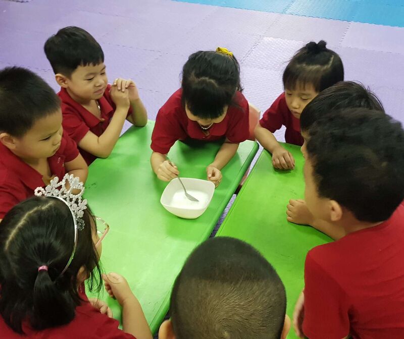 Các bé lớp A2 trổ tài làm món chè ngô ạ