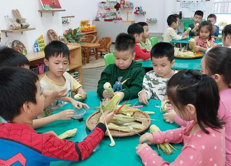 Từ những bẹ ngô, các bé lớp A1 đã sáng tạo thành những em bup bê thật dễ thương