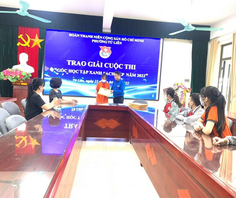 Trao giải " Cuộc thi góc học tập xanh sạch đẹp" của Đoàn TNCS Phường Tứ Liên
