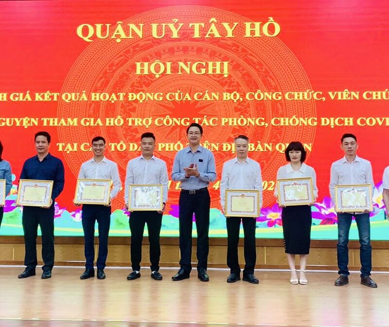 Biểu dương cán bộ, công chức tình nguyện hỗ trợ công tác phòng, chống dịch Covid-19