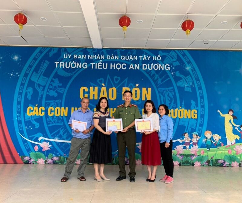 Nhà trường đón nhận bằng khen "Xuất sắc trong phong trào toàn dân bảo vệ an ninh Tổ quốc "