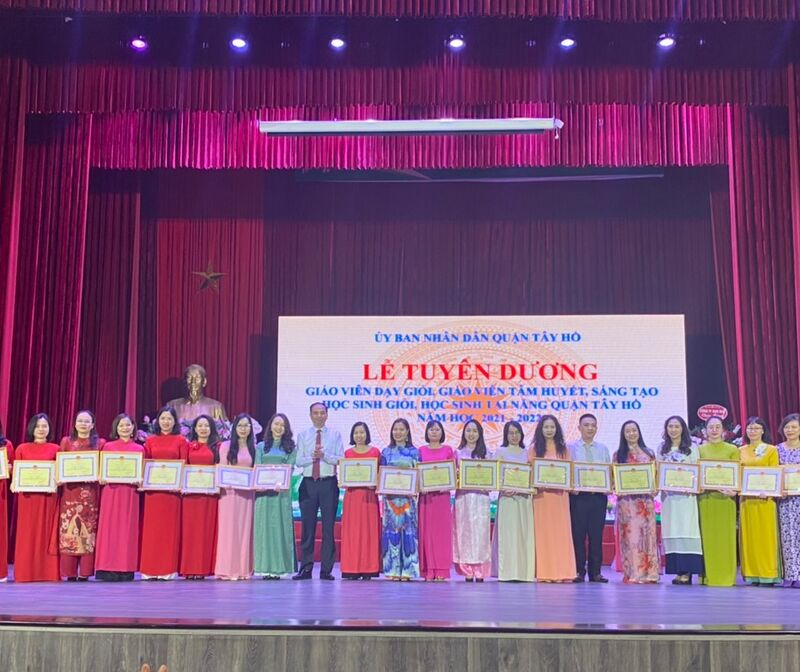 Lễ tuyên dương “Giáo viên dạy giỏi, giáo viên tâm huyết, sáng tạo, học sinh giỏi, học sinh tài năng Quận Tây Hồ” năm học 2021-2022.