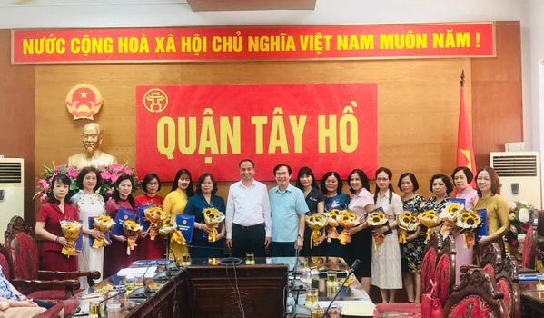 ​ Trường Tiểu học Nhật Tân chúc mừng các đồng chí CBQL nhận nhiệm vụ mới   ​