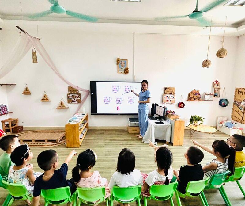 Khối mẫu giáo lớn tham gia học tập trên máy tính và màn hình tương tác