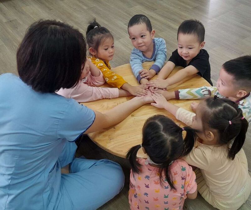 Khám phá đôi bàn tay cung các em bé khối nhà trẻ