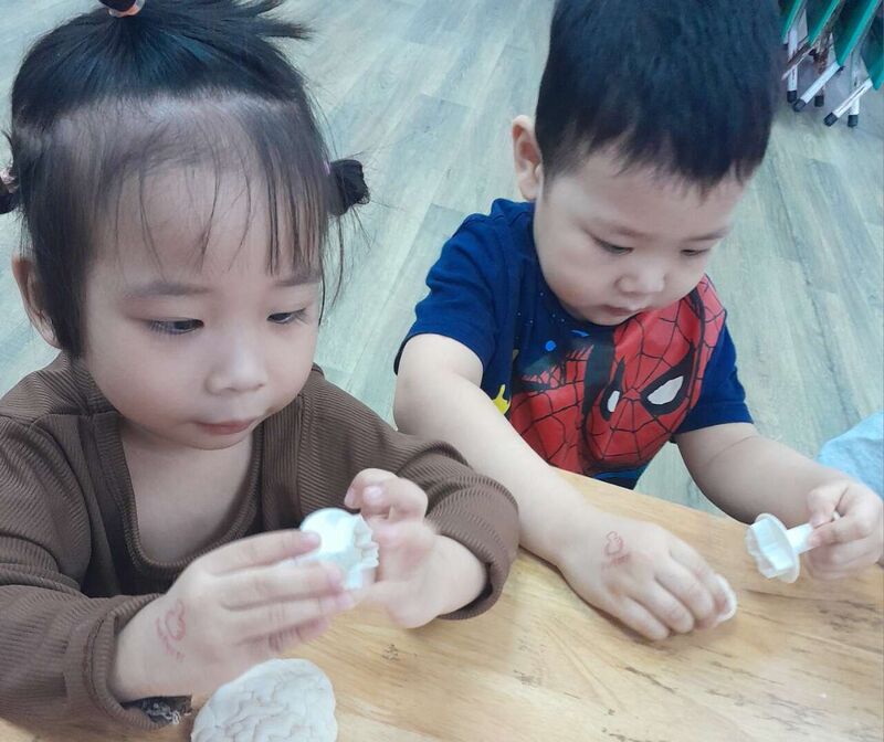 Hoạt động in, nặn bột - Khối nhà trẻ