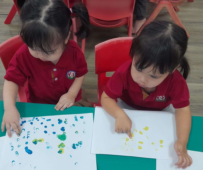 Các bé nhà trẻ cùng chơi, cùng học với hoạt động in, chấm màu