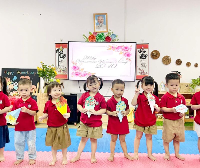 Cùng ngắm nhìn những chiếc thiệp, những bông hoa xinh xắn của các bạn nhỏ lớp bé gửi tặng cho bà cho mẹ của mình nhé !!!