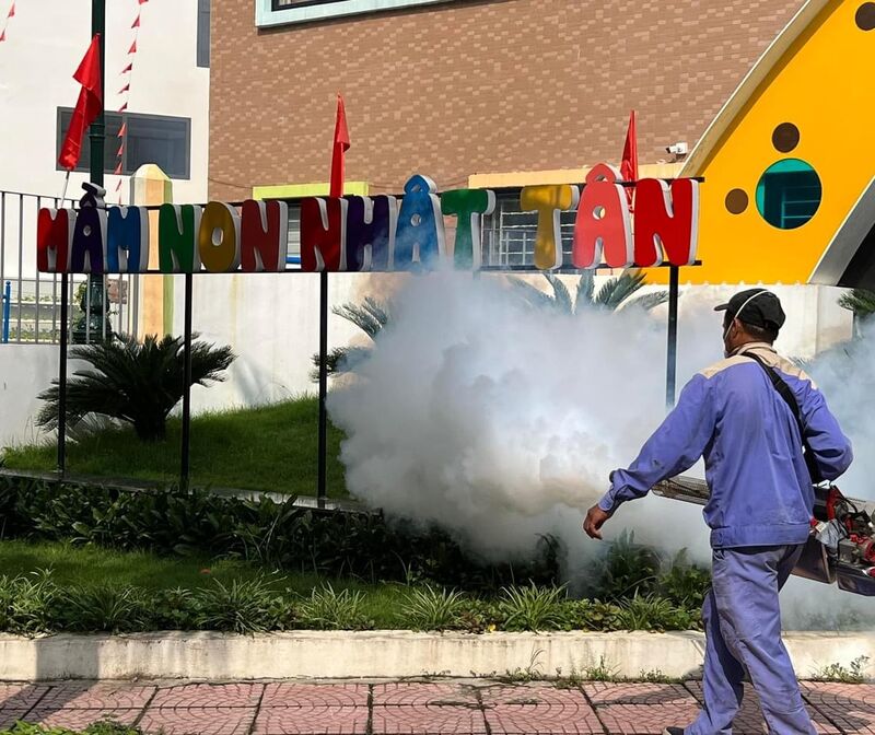 TRƯỜNG MẦM NON NHẬT TÂN  PHUN THUỐC DIỆT MUỖI PHÒNG CHỐNG DỊCH SỐT XUẤT HUYẾT.